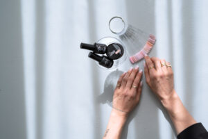 Detail van manicuregereedschap tijdens een branding shoot