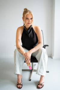 Actiefoto van tattoo artist Studio Keet tijdens het tatoeëren. Fotoatelier Breda legt echte momenten vast voor een authentieke personal branding uitstraling.