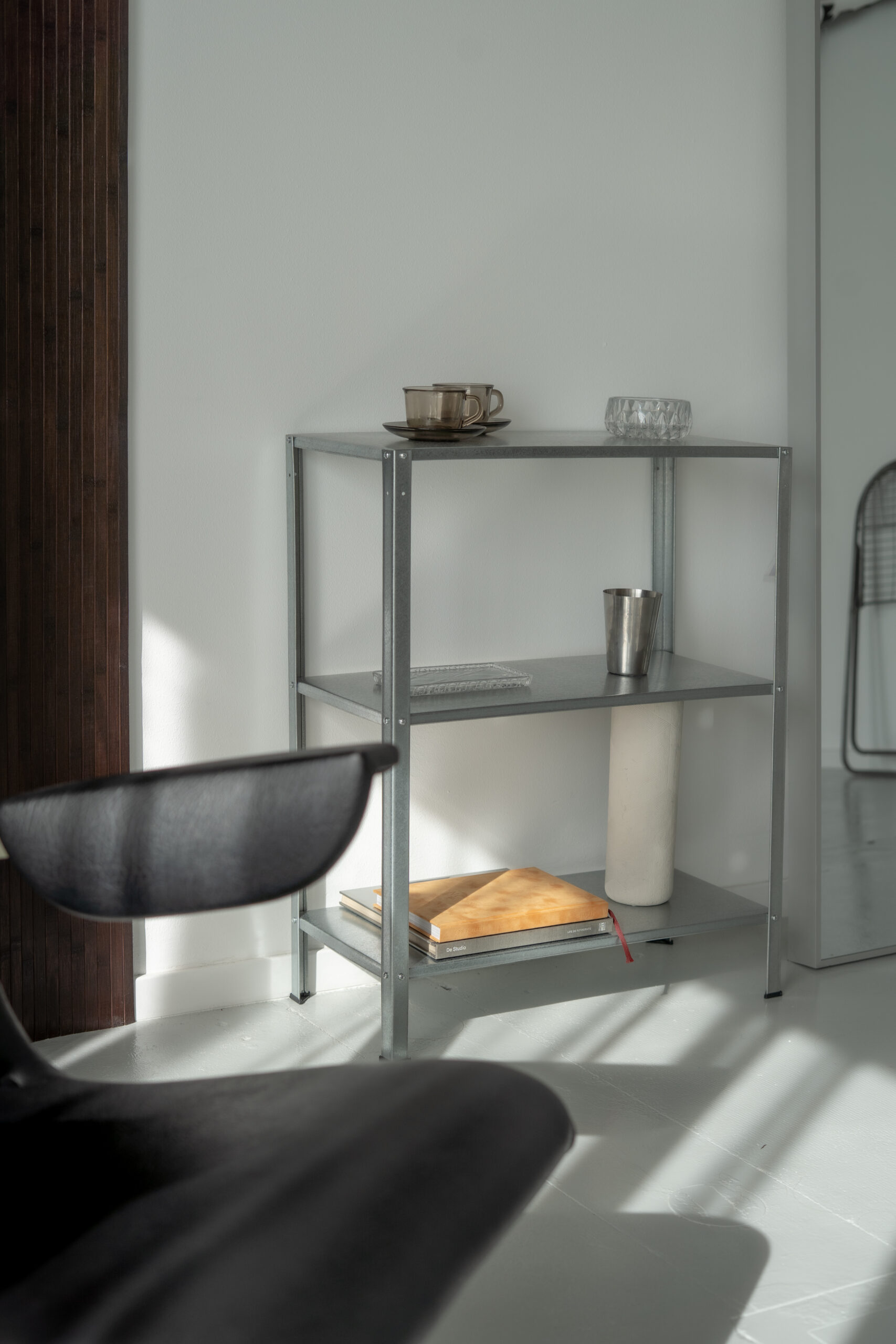 De daglichtstudio van Fotoatelier Breda met grote ramen, achtergrondrol en fauteuil